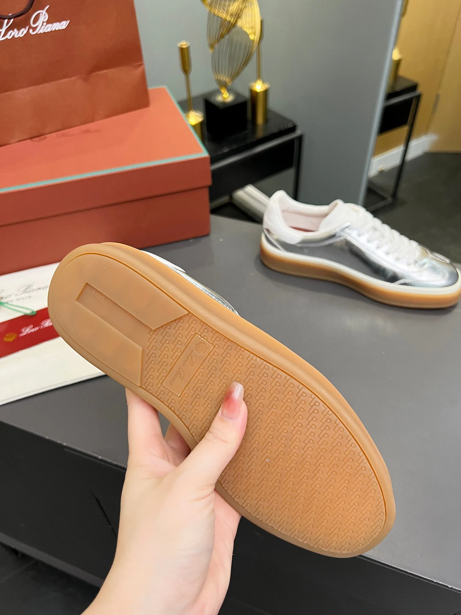 Factory price: 580💰Purchase level, high version🦅⛳️ Italy [Loro men's shoes💰iana] Tennis walk series L men's shoes💰Couple moral training shoes casual sports shoes sneakers🎁🎁 Original purchase development and production This new suede tennis shoe adopts an ultra-low design, suitable for wearing all year round👫👫 The wrapped sole creates an effortlessly attractive color combination that harmoniously blends functionality with understated style, making it the ideal shoe for urban wear. Soft calfskin tongue with Kummel color insert at the heel, embossed L Men's shoes 💰 Logo Cotton lace upper, cowhide suede sole Rubber-lined calfskin ✦ Upper: imported first-layer cowhide ➕ Customized original cowhide ✦ Lining: cowhide lining ➕ Cow leather insole ✦ Sole: Original open-molded T men's shoe 💰R ultra-lightweight outsole ✦Packaging: Original full set of packaging ✦Female size: 35--40, ✦Male size: 39--44, customized 45